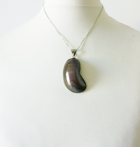 Large pearl pendant black - large,