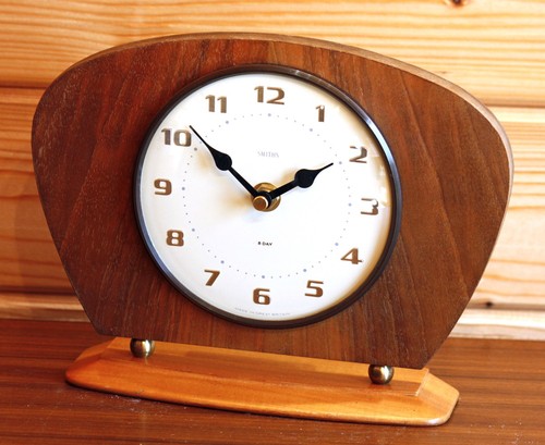 Vintage 22cm smiths mantel - 22cm,