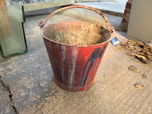 Red galvanised bucket - red, 30