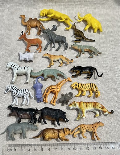 Mixed small figures - small,