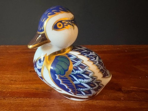 Royal crown derby - derby, sitting