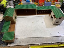 FARM YARD. VINTAGE CLASSIC WODDEN FARM YARD. FARM BUILDINGS.BRITAINS STYLE.1:32