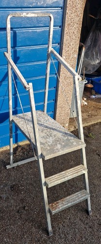 Folding step ladder - ,
