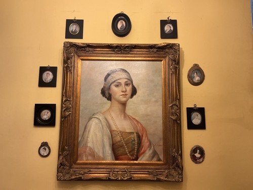 Portrait lady signed - of, oil