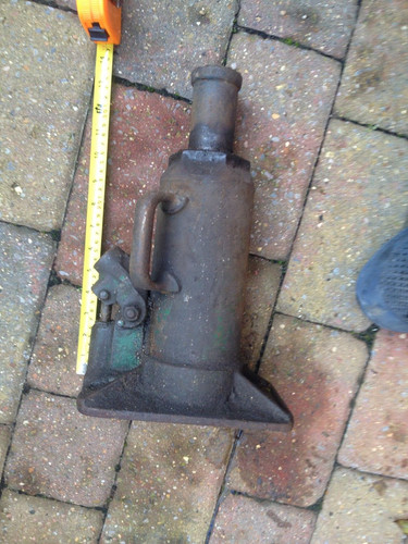 Vintage cast iron jack - x2,