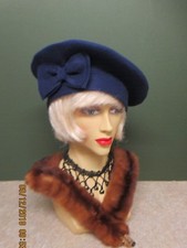 1940S LADIES NAVY FELT HAT WITH BOW DECORATION 