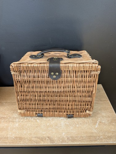 Medium sized vintage wicker - medium,