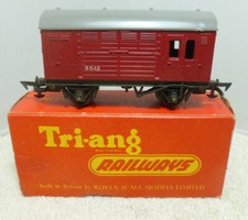 Triang R123 Maroon Horse Box