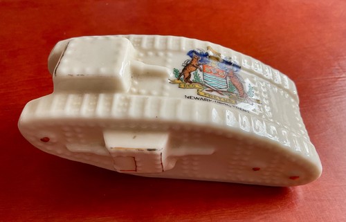 Crested china ww1 tank - ,