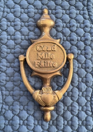 Brass door knocker cead mile - brass,