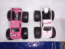 2 Madusa Monster Jam   Hot Wheels models  1:64 . Pink /White - limited edition 