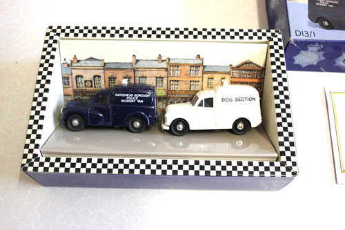 1989 corgi morris police van - ,