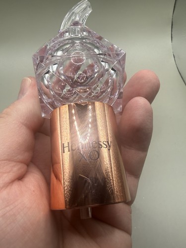 Hennessy cognac pour - pour, spout