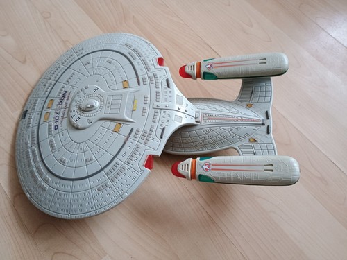Star trek playmates uss - playmates,