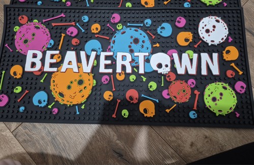Beavourtown bar runner - beavourtown,