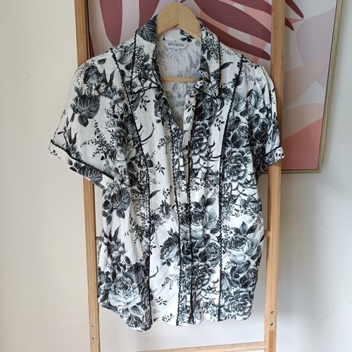 Review size black white - review,