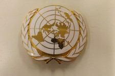 MILITARY BADGE UN UNITED NATIONS BERET BADGE 5.5CM X 4.5CM (3905)