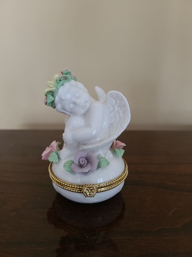 Vie white cherub trinket - la,