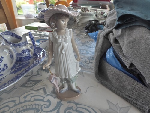 Lladro nao girl with - girl, umbrella