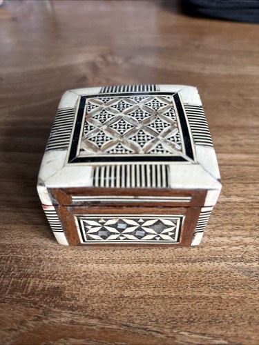 Beautiful inlaid trinket - trinket, box