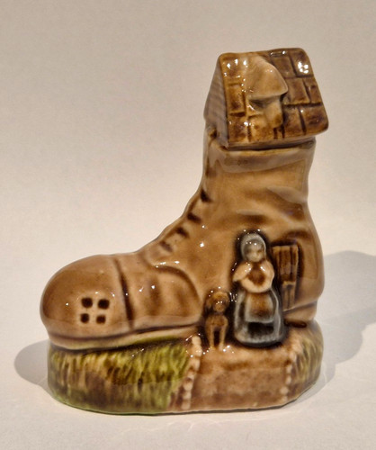 Wade 1970s old woman shoe - a,