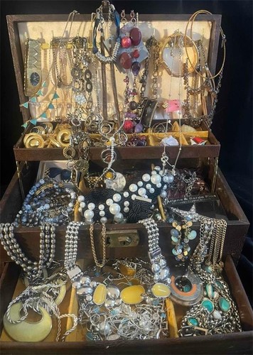 Now vintage full jewelry box - &,