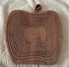 COLLAPSABLE WOODEN FRUIT BOWL.