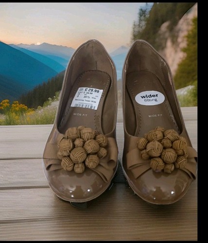 Clarks size wide fit - e,