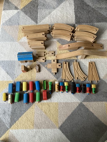 Wooden train set pieces - 85,