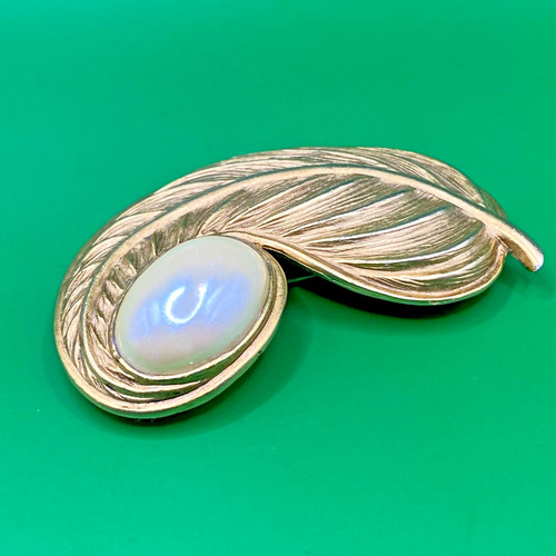 Vtg gold tone leaf - gold, feather