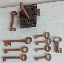 ANTIQUE METAL CABINET/CUPBOARD LOCK WITH 2 WORKING KEYS + 8 MORE KEYS.ALL 1 LOT.