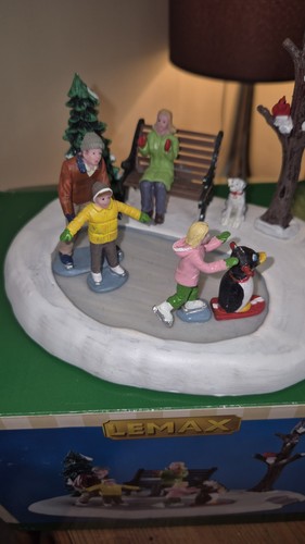 Lemax christmas village table - lemax,