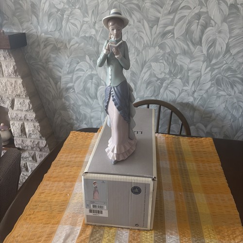 Lladro lady reading book - a, book"