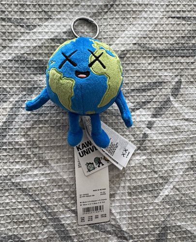 Uniqlo kaws universe - kaws, charm