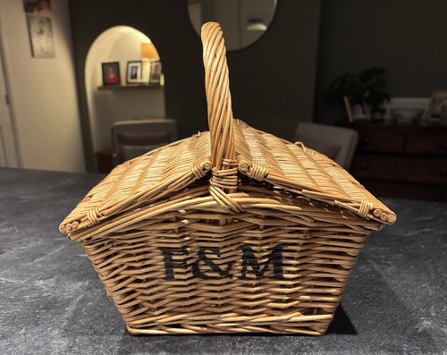 Fortnum and mason m - and,