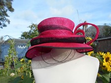 DELLA Hot Pink & Black with Feathers Ascot Wedding Lovely hat BNWOT Made in UK