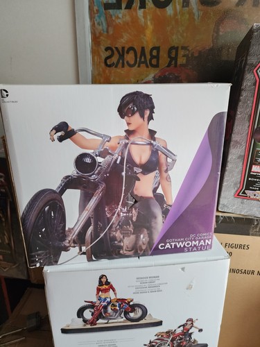 Gotham garage catwoman - garage, statue
