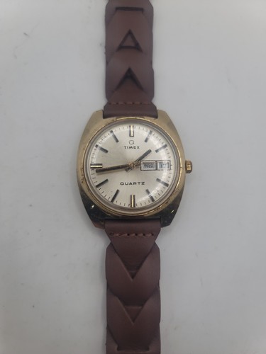 Rare vintage 1976 mens timex - q,