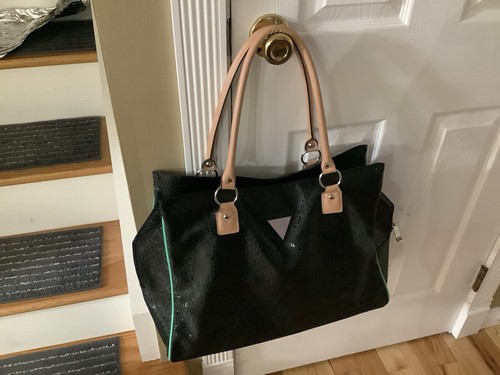 Guess black logo - guess,