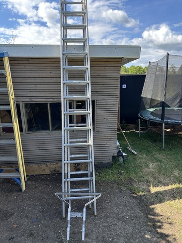 Triple extension ladder alone - triple,