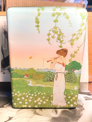 Lady playing flute green - , marks