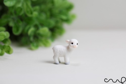 Tiny resin lamb figurine 5cm - resin, 2.5cm