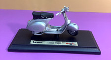 Vespa Maisto Diecast Scooter 150 GS (1958) Silver 1:18 Scale With Stand and Box