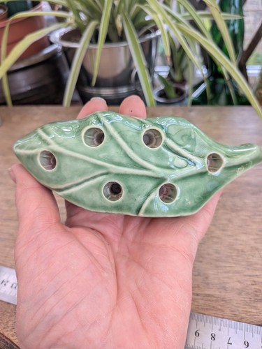 Leaf shaped 16cm candle holder