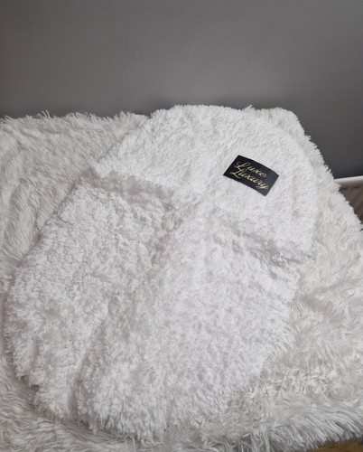 White shaggy faux fur - white,
