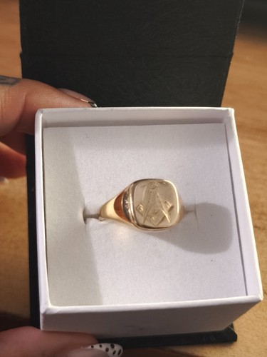 Classic 9ct yellow gold