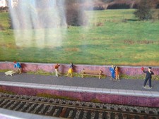 Model Railway ~  Figures with bench & wheelbarrow ~ OO Gauge REF6256