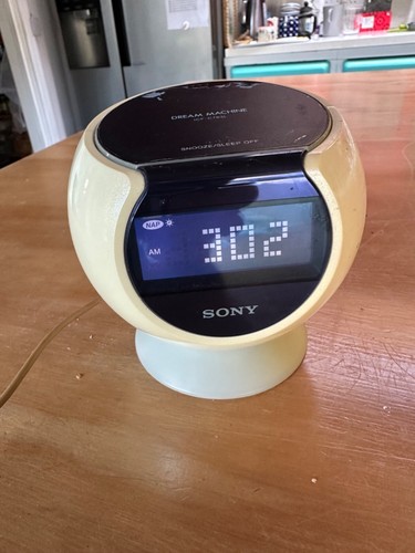Vintage alarm clock radio - clock/radio,