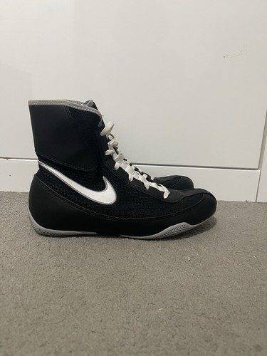 Black and grey nike machomai - black,