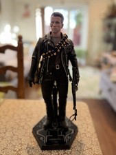 Hot Toys T800 Terminator 1/6 Scale figure